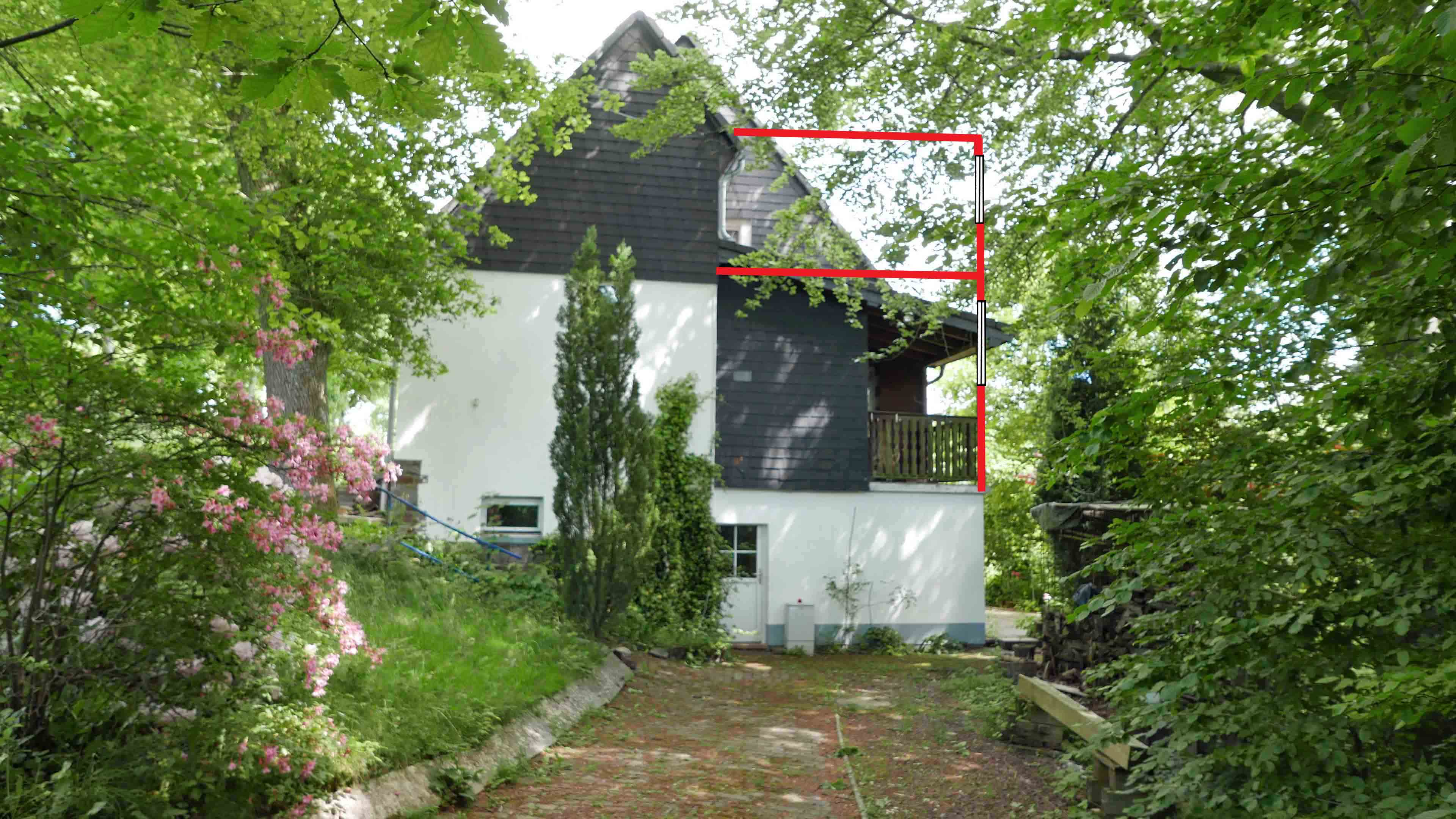 Waldbröl-Geiningen: (Fast-) Alleinlage Doppelhaushälfte auf 1.126 m² Grundstück , Giebelseite (rote Linie = genehmigte Erweiterung)